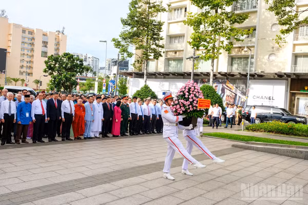 Tổng Bí thư, Chủ tịch nước Tô Lâm cùng đoàn đại biểu thành kính dâng hoa tưởng nhớ Chủ tịch Hồ Chí Minh, tại Công viên Tượng đài Chủ tịch Hồ Chí Minh.