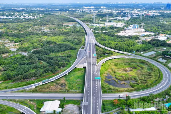 Cao tốc Bến Lức-Long Thành dài 57,8km đang hoàn tất những công đoạn cuối cùng, sẵn sàng thông xe toàn tuyến.