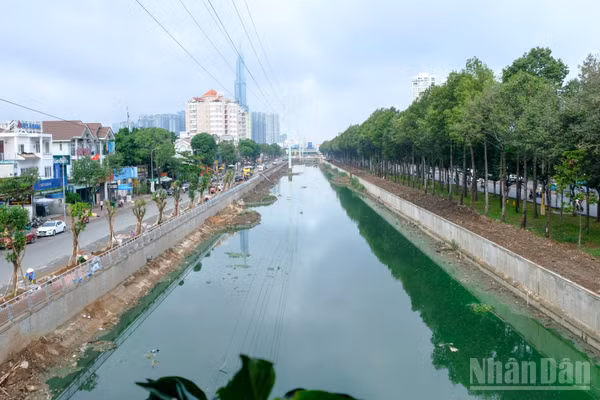 Rạch Đá Đỏ từng bước thay đổi diện mạo với lòng rạch được nạo vét.