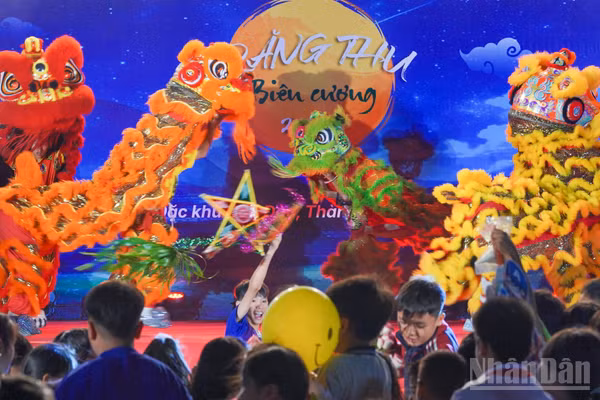 Các nghệ sĩ Múa Lân biểu diễn tại chương trình.