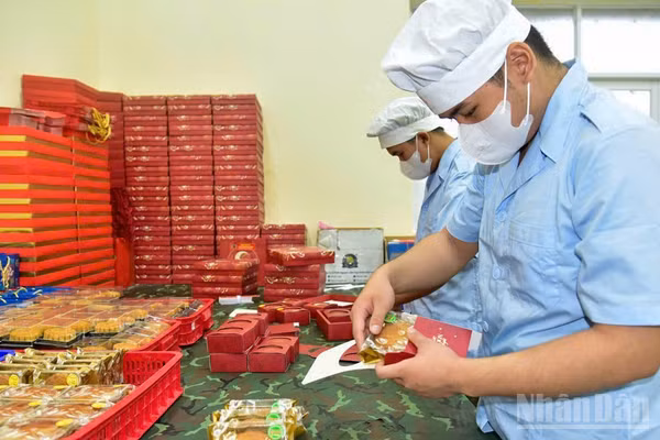 Cán bộ chiến sĩ Trung đoàn Gia Định cùng nhau làm bánh Trung thu gửi trao yêu thương đến trẻ em có hoàn cảnh khó khăn.