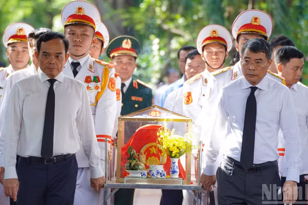 Thủ tướng Lê Minh Hưng tại lễ truy điệu các Anh hùng liệt sĩ.