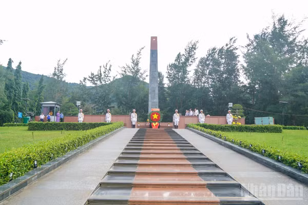 Đoàn đại biểu dành phút tưởng niệm, dâng hương, tri ân hàng vạn người con ưu tú đã chiến đấu, hy sinh tại “Địa ngục trần gian” Côn Đảo.