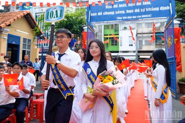 Học sinh Trường trung học phổ thông Trần Khai Nguyên, phường An Đông, Thành phố Hồ Chí Minh trong lễ khai giảng sáng 5/9.
