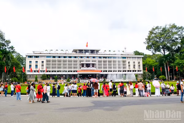 Không khí tham quan tại Thành phố Hồ Chí Minh sôi động trong kỳ nghỉ Quốc khánh 2/9.