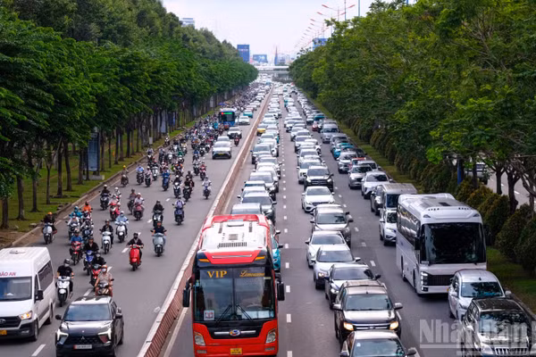 Các phương tiện nối đuôi nhau trên tuyến đường dẫn ra cửa ngõ thành phố, nhưng chưa xảy ra ùn tắc nghiêm trọng.