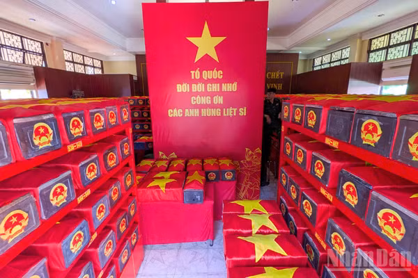 Những công việc chuẩn bị cuối cùng cho Lễ truy điệu an táng 731 hài cốt liệt sĩ tại Công viên Lê Thị Riêng.