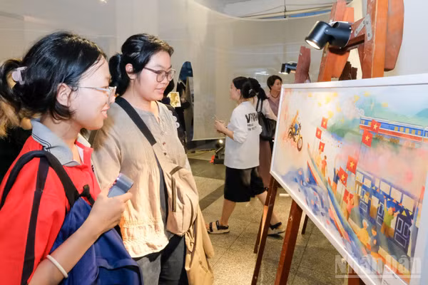 Sinh viên tìm hiểu quy trình chuyển hóa vật liệu thành sản phẩm thiết kế có tính ứng dụng.