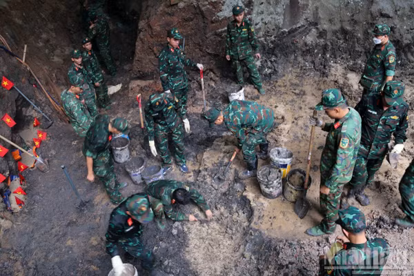Lực lượng chức năng tìm kiếm hài cốt liệt sĩ tại Công viên Lê Thị Riêng, Thành phố Hồ Chí Minh, tháng 7/2026. (Ảnh: THẾ ANH)