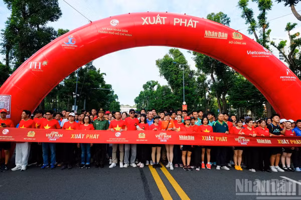 13 khối đại biểu đã cùng tham gia chương trình đi bộ đồng hành “Cùng Việt Nam tiến bước” năm 2026.