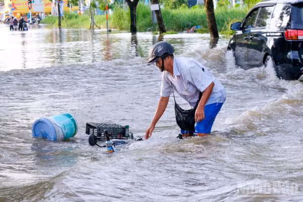 Triều cường đạt đỉnh khiến nhiều tuyến đường ở Thành phố Hồ Chí Minh ngập sâu.