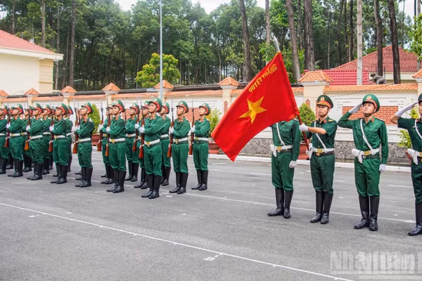 Chiến sĩ Tiểu đoàn 180, Bộ Tham mưu Quân khu 7 đang khẩn trương luyện tập đội hình tiêu binh danh dự và nghi lễ thượng cờ tại chương trình nghệ thuật “Tổ quốc trong tim”.