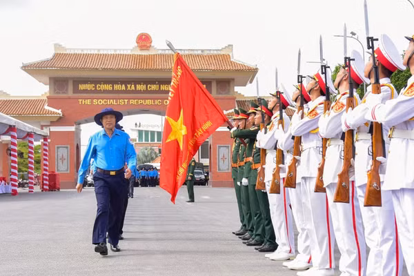 Các chiến sĩ thuộc các Đội K70, K71, K72 và K73 lên đường thực hiện nhiệm vụ tại Vương quốc Campuchia qua Cửa khẩu Quốc tế Bình Hiệp, tỉnh Tây Ninh.