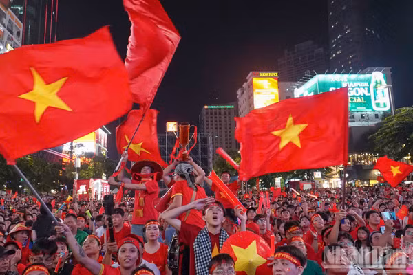Hàng nghìn người dân Thành phố Hồ Chí Minh đã đổ xuống đường ăn mừng đội tuyển Việt Nam giành chức vô địch ASEAN Cup 2026.