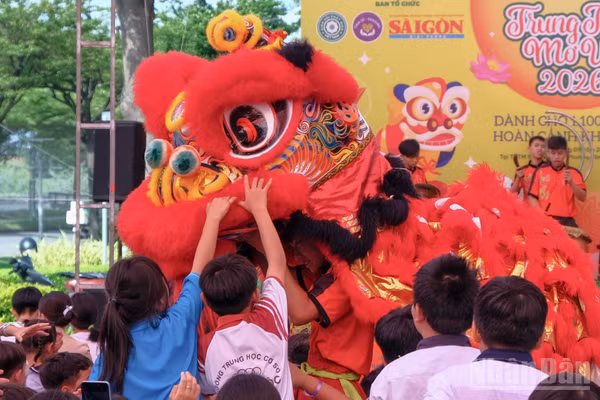 “Trung thu mơ ước 2026 ”tiếp thêm động lực cho trẻ em mưu sinh, vào đời sớm, có hoàn cảnh khó khăn và bệnh nhi mắc bệnh hiểm nghèo.