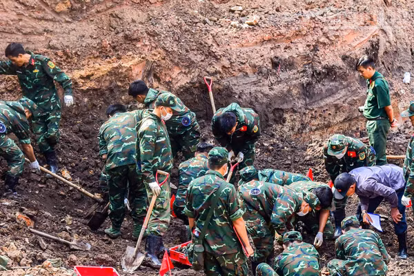 Cán bộ, chiến sĩ Đội K74 Bộ Tư lệnh Thành phố Hồ Chí Minh miệt mài thực hiện nhiệm vụ, quy tập hài cốt liệt sĩ.