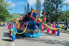 Đoàn diễu hành Nghinh Ông Thắng Tam trên đường phố Quang Trung sáng 7/10/2025