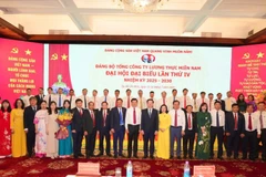 Các đại biểu tham dự Đại hội chụp ảnh lưu niệm.