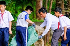 Các đại biểu tham gia thu gom rác trong chương trình "Ngày hội sống xanh.