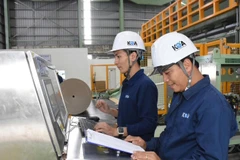 Kỹ sư làm việc tại Nhà máy KOA, Khu công nghiệp chuyên sâu Phú Mỹ 3.
