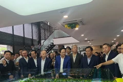 Khách hàng tham quan sa bàn dự án.