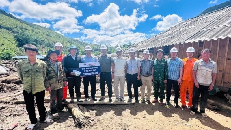 Đoàn công tác EVNGENCO1 hỗ trợ cho bà con bị ảnh hưởng bởi lũ đợt cuối tháng 5/2025.