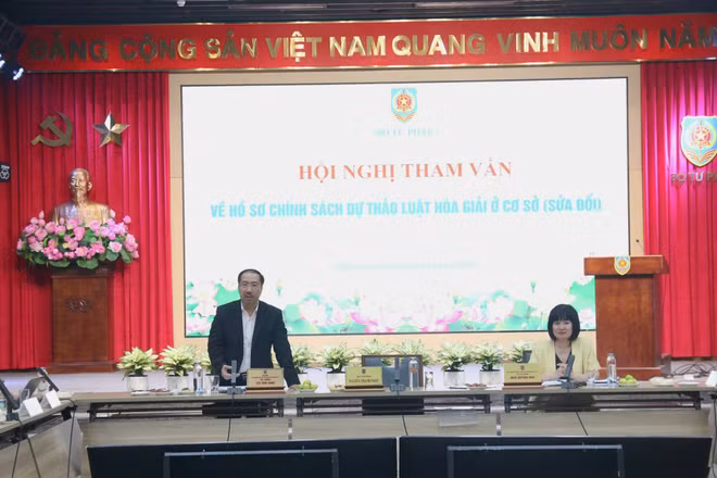 Lãnh đạo Cục Phổ biến, giáo dục pháp luật và Trợ giúp pháp lý trao đổi ý kiến với các chuyên gia tại Hội nghị.