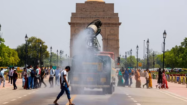 Xe phun sương làm mát không khí ở New Delhi. Ảnh: THE INDIAN EXPRESS