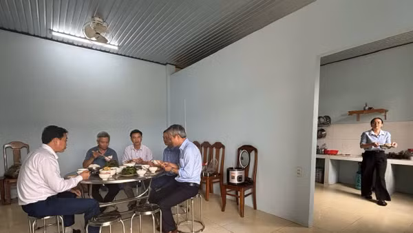 Bữa ăn trưa tự nấu của cán bộ đang công tác tại xã A Lưới 4 (TP Huế).