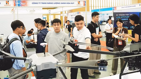 Sản phẩm UAV của doanh nghiệp Việt được giới thiệu tại triển lãm công nghệ. Ảnh: HẢI NAM