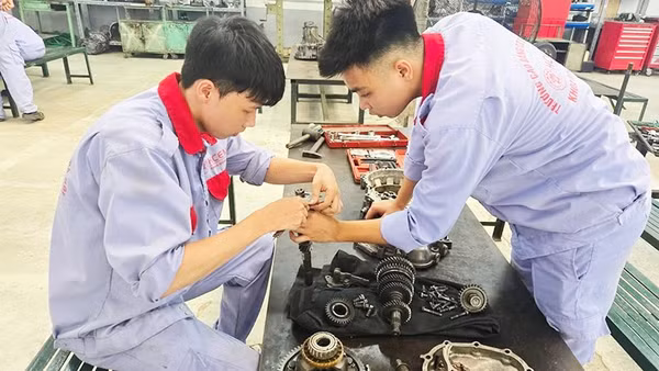 Thực hành nghề cơ khí tại Trường cao đẳng Cơ điện Hà Nội.
