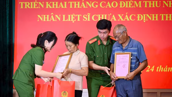 Trao kết quả giám định ADN hài cốt liệt sĩ cho đại diện thân nhân liệt sĩ.