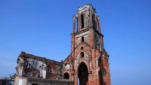 Nhà thờ đổ Hải Lý (xã Hải Tiến, Ninh Bình) là chứng tích biến đổi khí hậu.