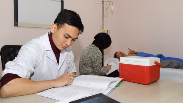 Bác sĩ nội trú phải thường trú ở các bệnh viện vừa thực hành tại các bệnh viện, trực tiếp tiếp xúc với người bệnh và các mặt bệnh đa dạng. Ảnh: NAM HẢI