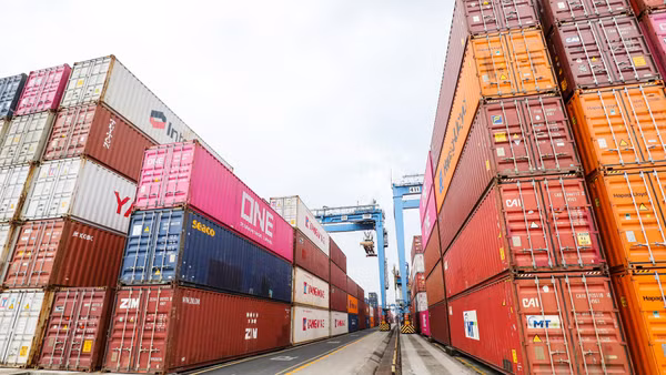 Cần tiếp tục rà soát, tháo gỡ các điểm nghẽn về hạ tầng logistics, kết nối cảng biển, thủ tục xuất nhập khẩu... Ảnh: KHIẾU MINH