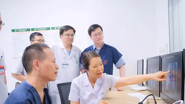 Cùng hội chẩn, xử trí cấp cứu, đào tạo và chuyển giao kỹ thuật là hoạt động thường quy của “Bệnh viện chị - em”.