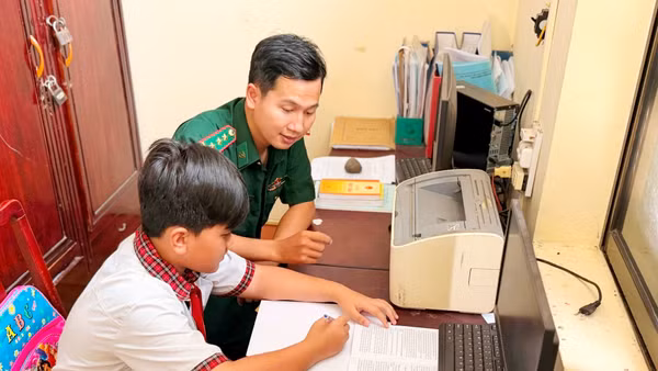 Lực lượng biên phòng và người dân biên giới luôn gắn bó chặt chẽ.
