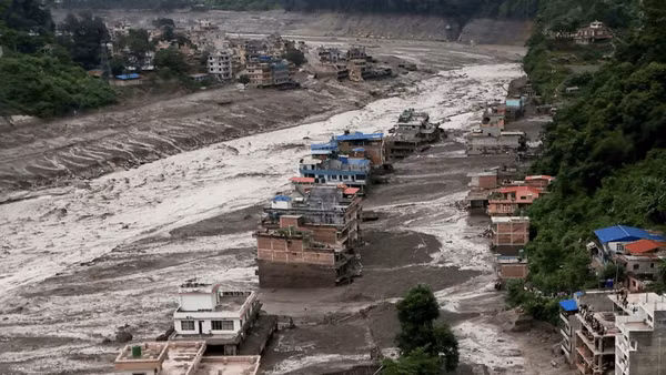 Các ngôi nhà bị bùn đất bao phủ sau trận lũ quét ở Nepal ngày 26/8. Ảnh: REUTERS