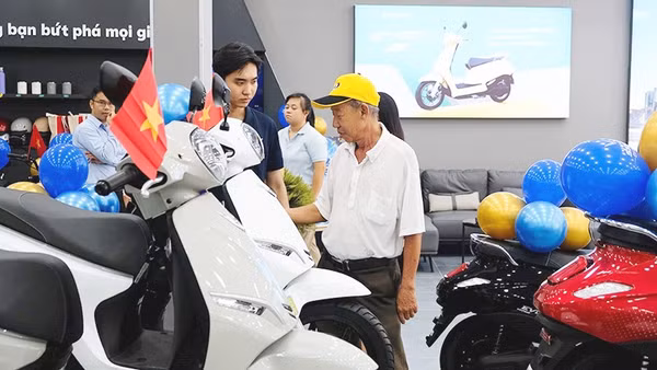 Người tiêu dùng đô thị ngày càng quan tâm nhiều đến xe máy điện.