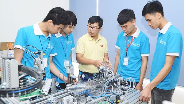 Với lực lượng lao động trẻ, Việt Nam có sức hút đáng kể đối với các nhà đầu tư. Ảnh: NAM ANH