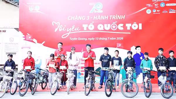 Tặng quà cho học sinh có hoàn cảnh khó khăn của Trường Phổ thông dân tộc bán trú - THCS Lũng Cú.