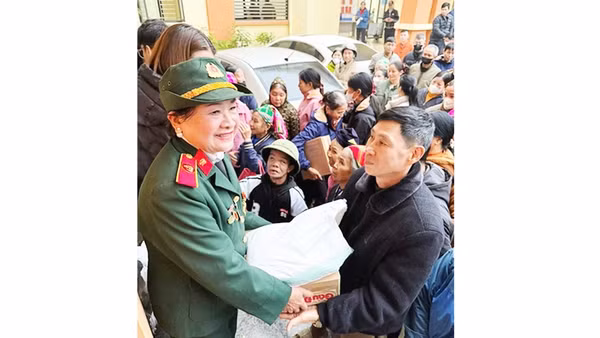 Bà Bích Liên trong một chương trình từ thiện.