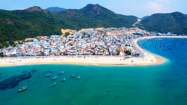 Làng biển Nhơn Hải hôm nay đã khoác lên mình màu sắc tươi mới, sung túc hơn xưa.