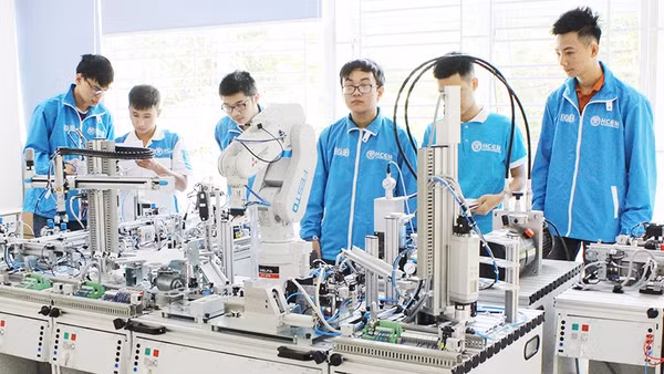 Đào tạo nguồn nhân lực chất lượng cao làm chủ các công nghệ để phát triển. Ảnh: NAM HẢI