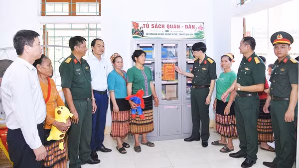 Xây dựng các tủ sách quân - dân sẽ thêm gắn kết mặt trận quốc phòng toàn dân, đặc biệt là ở các vùng sâu, vùng xa. Ảnh: NGỰ BÌNH