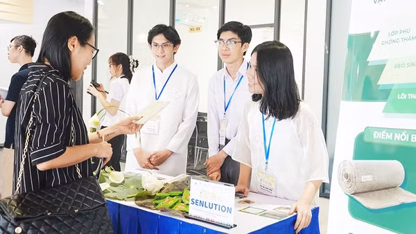 Nhóm Senlution đang giới thiệu sản phẩm tại không gian trưng bày của cuộc thi năm nay.