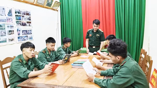 Cán bộ, chiến sĩ Đồn Biên phòng Đăk Dang, Bộ đội Biên phòng tỉnh Lâm Đồng trao đổi về sách trong một buổi sinh hoạt.