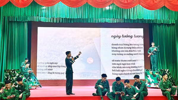 Trung úy Trần Việt Hoàng, Chính trị viên Đại đội 14, Trung đoàn 4, Sư đoàn 5, Quân khu 7 lan tỏa giá trị của thơ ca thông qua hoạt cảnh sân khấu.