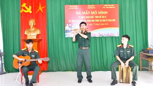 Sư đoàn 324 (Quân khu 4) ra mắt mô hình “Tủ sách quân dân” và tặng quà học sinh khó khăn tại bản Ồ Ồ Già Hóp, xã Vĩnh Tường, tỉnh Nghệ An. Ảnh: NGỰ BÌNH
