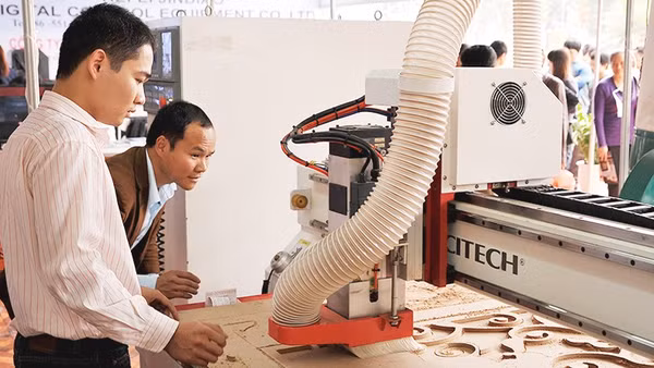 Ván ép được sử dụng trong sản xuất đồ nội thất. Ảnh: NGUYỆT ANH
